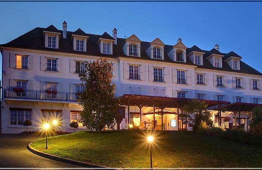 Hôtel Ile de France in Château-Thierry – by night