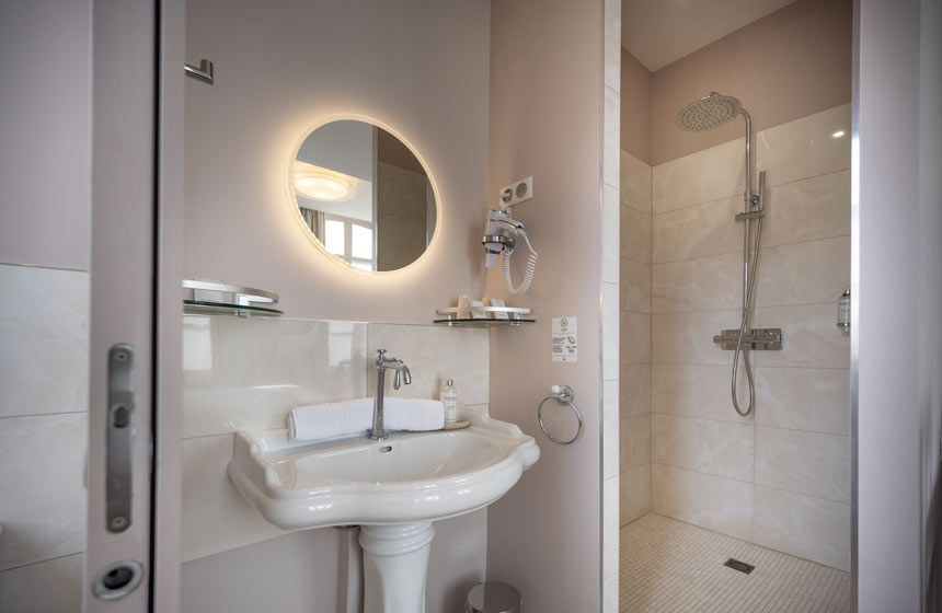 Luxury ensuite bathrooms adjoin the hotel’s Comfort rooms