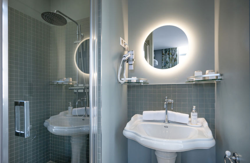 Luxury ensuite bathrooms adjoin the hotel’s Comfort rooms