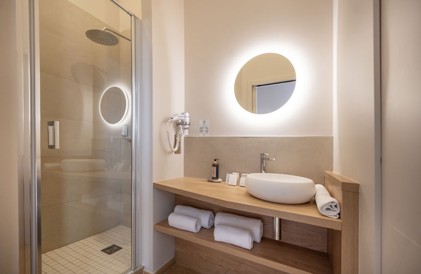 Luxury ensuite bathrooms adjoin the hotel’s Comfort rooms