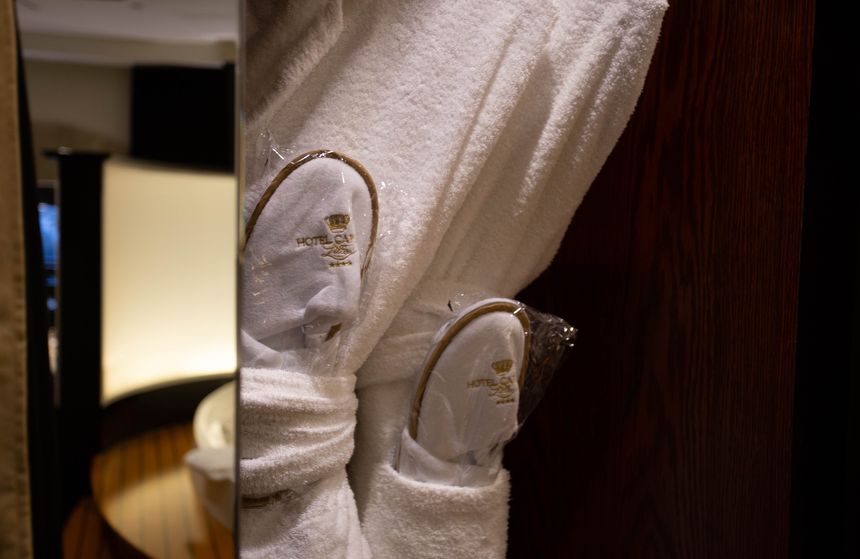 Live like kings on your romantic weekend break in Lille; you’ll enjoy your suite even more in robe and slippers! 