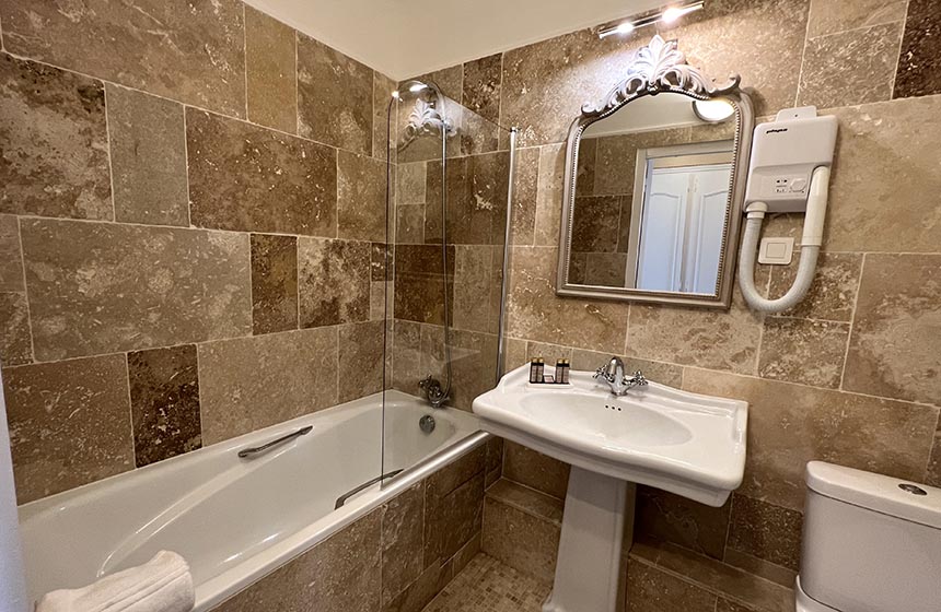 Ensuite bathroom adjoining one of the Ermenonville hotel's’s Deluxe category rooms