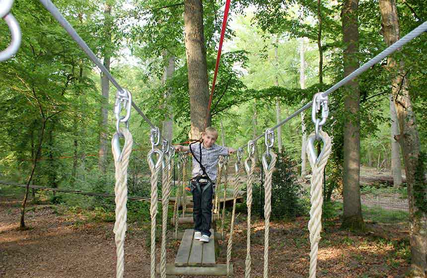 With zipwires from tree to tree you'll love the treetop adventure Grimp à l'Arb
