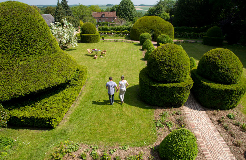 Les Chambres de l'Abbaye - Topiary outstanding garden « Le Jardin des Ifs », Gerberoy, Northern France