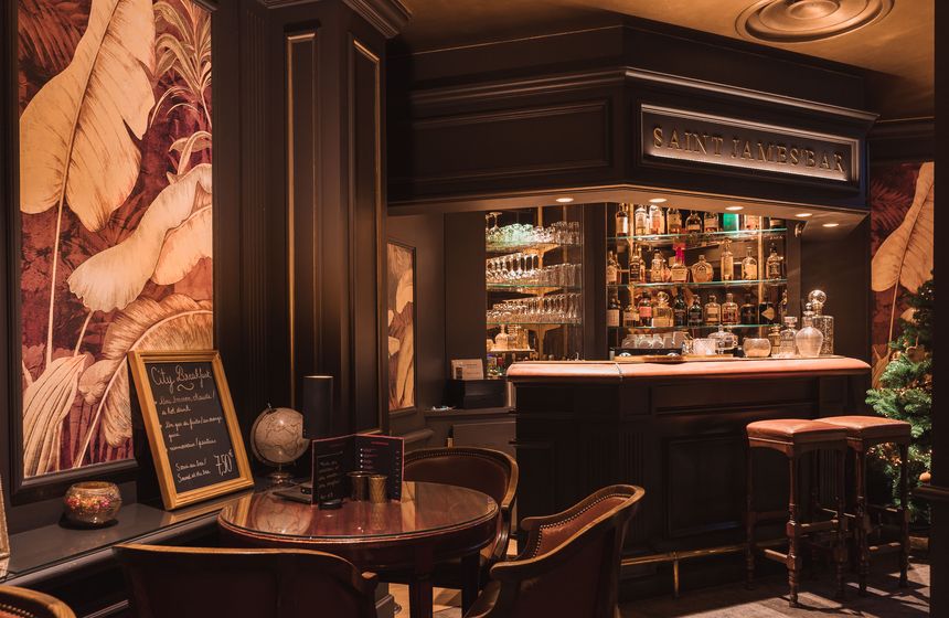 Drinks and pre-dinner appetisers await downstairs at the Carlton Hotel's St James bar