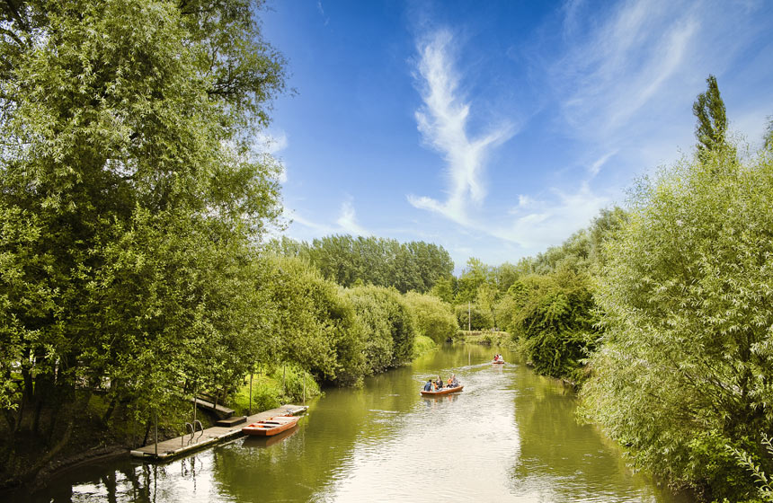 Enjoy the tranquillity of an electric boat at La-Madelaine-sous-Montreuil, the village bordering Montreuil sur Mer