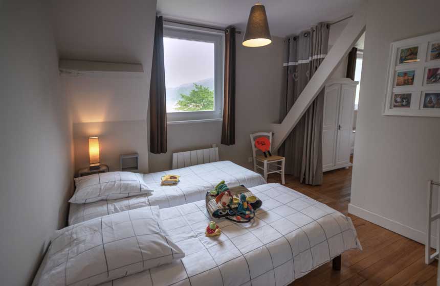 … and there’s also a bedroom with 4 single beds at Villa des Groseilliers gite