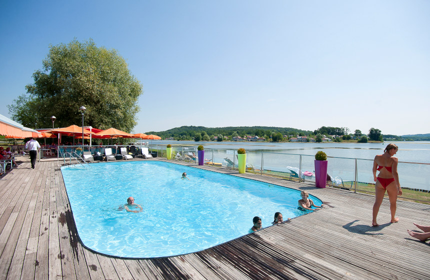 Heated outdoor pool by the lake, with apéritif en vue…