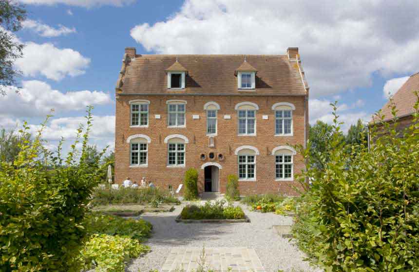 Manoir-du-Bolgaro, your large holiday house near Calais, is a handsome 16th century manor in classic Flemish red brick