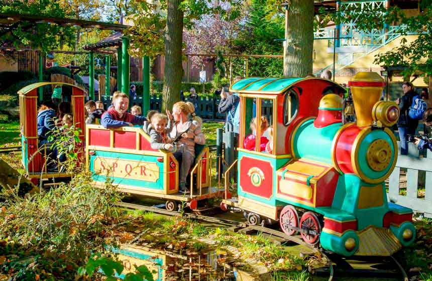 Le Parc Astérix theme park is within easy reach of Le Bois de Rosoy treehouse bed and breakfast in Rosoy en Multien, Northern France 