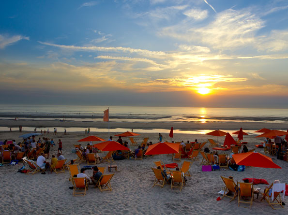 Enjoying a drink in hand with your toes in the sand at one of the beach bars is one of the great pleasures of summertime in Le Touquet