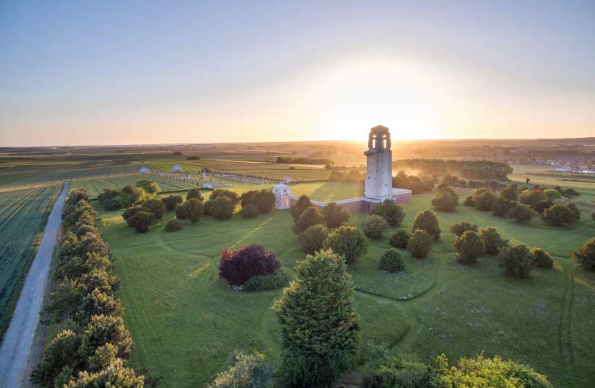 The famous WW1 memorial in Villers-Bretonneux is within easy reach of your luxury gite at Château d’Omiécourt