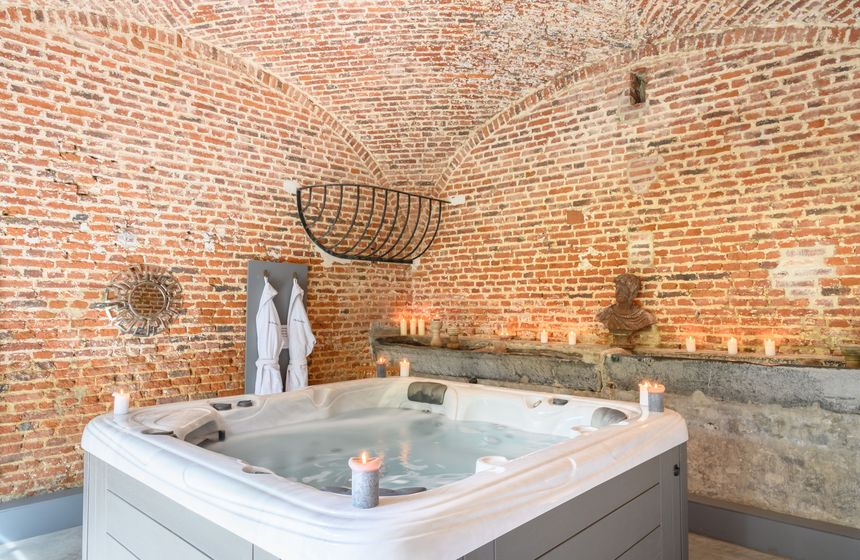 Located in the converted stables, le Clos Barthélemy’s luxury hot-tub provides memorable moments on your romantic weekend break in Northern France