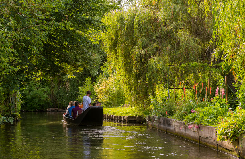 Guided tour in the Hortillonnages, floating gardens of Amiens 