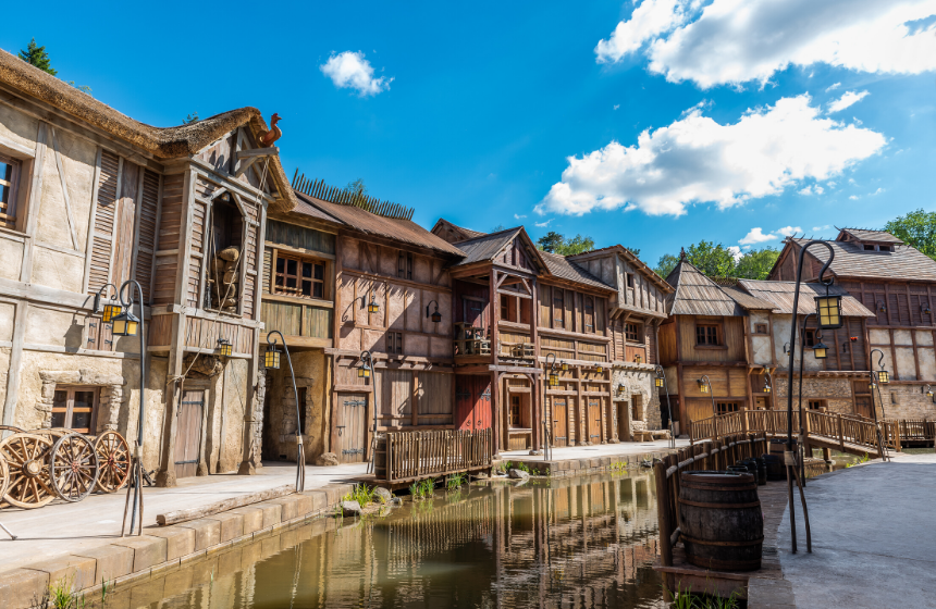 Your Parc-Astérix hotel the Quais-de-Lutèce sits on the banks of the Sequana river, a reconstruction of the Seine