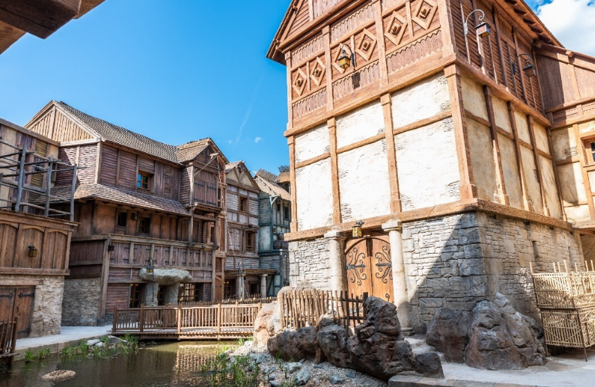 Your Parc-Astérix hotel sits right at the water’s edge