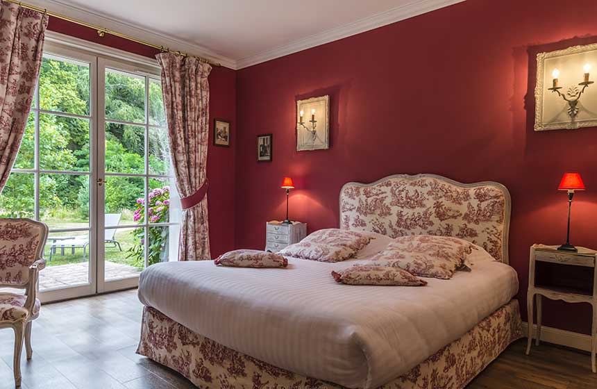 A refined decor and an exceptional degree of comfort and luxury characterise the premium rooms on your chateau break near Calais