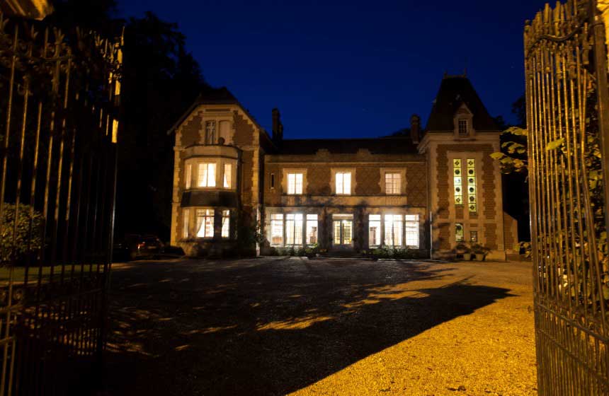 The stunning Château d’Omiécourt by night – a sight to behold