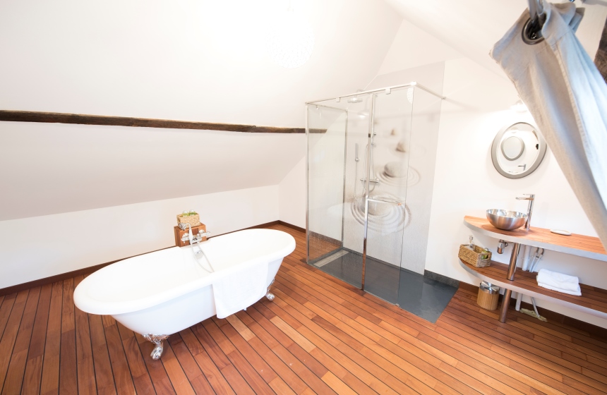 The Domice apartment’s luxury bathroom at Château d’Omiécourt