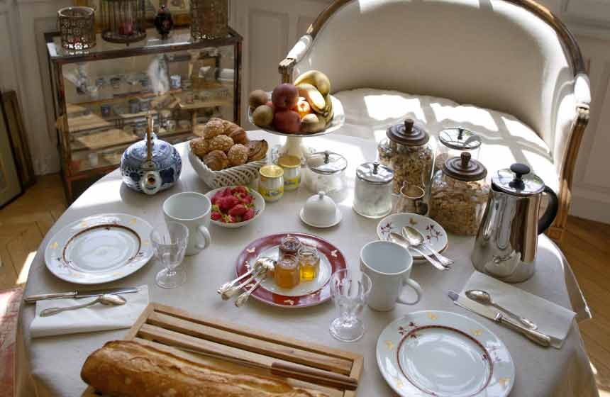 … and a romantic breakfast is the best way to start your day at Villa du Châtelet in Compiègne, Northern France