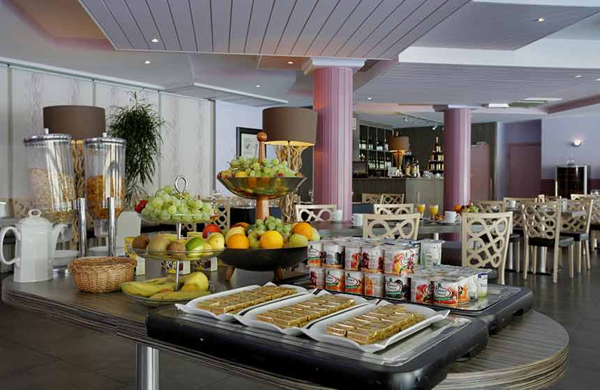 Tuck into a big French buffet breakfast at Hôtel du Golf de l'Ailette in Chamouille