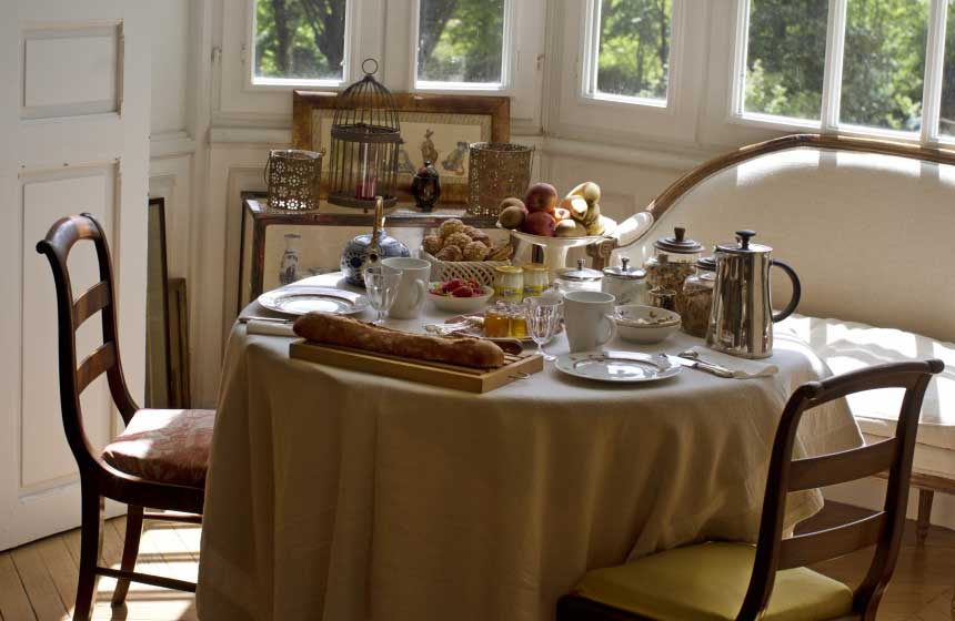 and a romantic breakfast is the best way to start your day at Villa du Châtelet