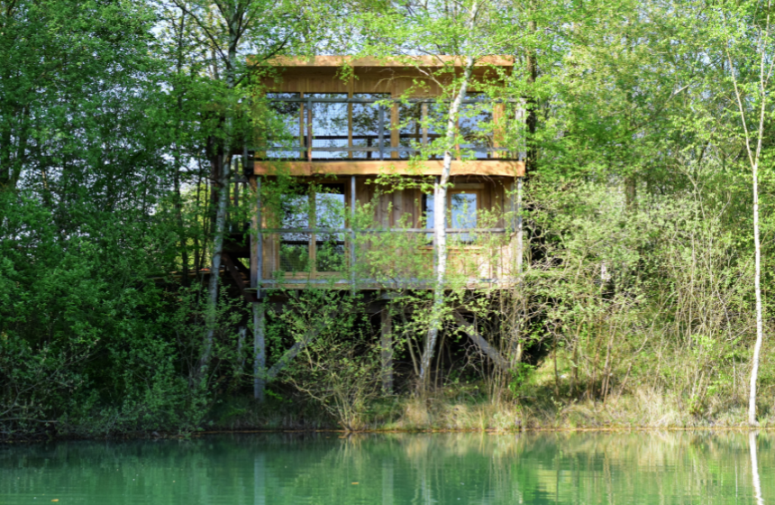 The ‘Reflets Bleus’ cabin among the trees at Cabanes de la Réserve
