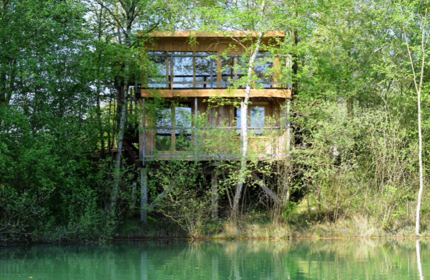 The ‘Reflets Bleus’ cabin among the trees at Coucoo la Réserve