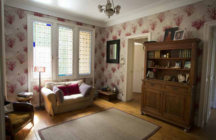 Cosy lounge area at Villa du Châtelet bed and breakfast, Northern France