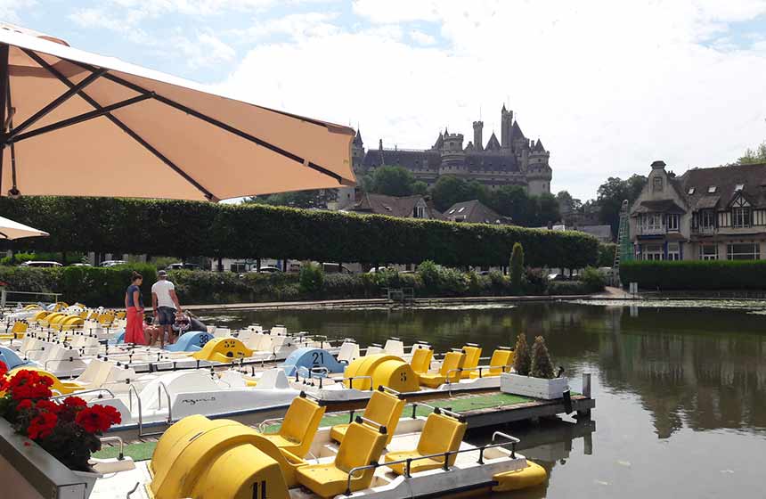 Head to Pierrefonds for a great family day out: a chateau visit and fun on a pedalo followed by ice cream!