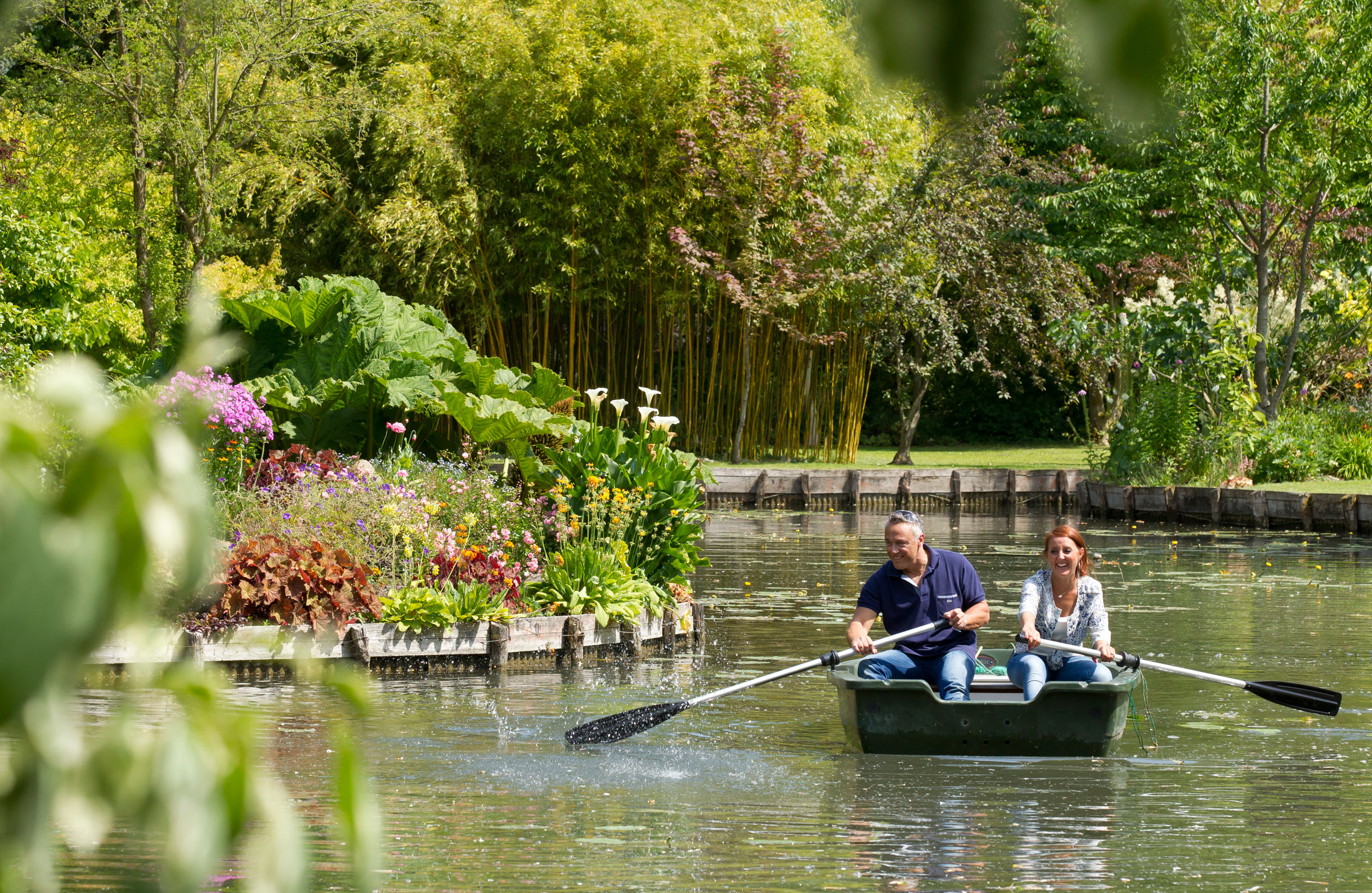 The garden surrounding your Amiens holiday cottage ‘Chés-Mouch'à-Miel’. The boat’s all yours for the duration of your stay