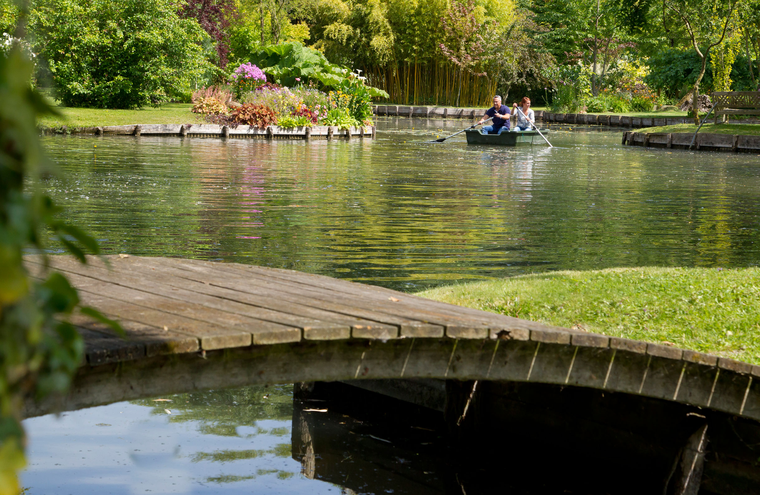 Relax in the Amiens holiday cottage’s garden – a peaceful haven at the heart of the Hortillonnages floating gardens