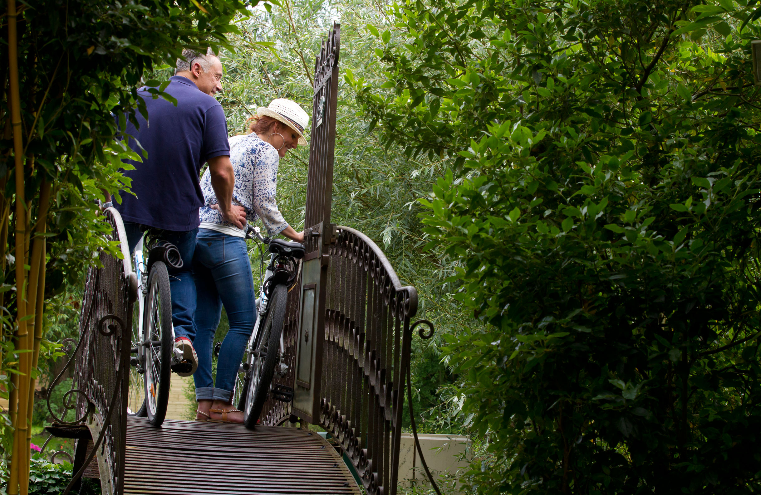 Enjoy a bike ride from your waterside cottage along the towpath to Amiens’ old town – Saint-Leu