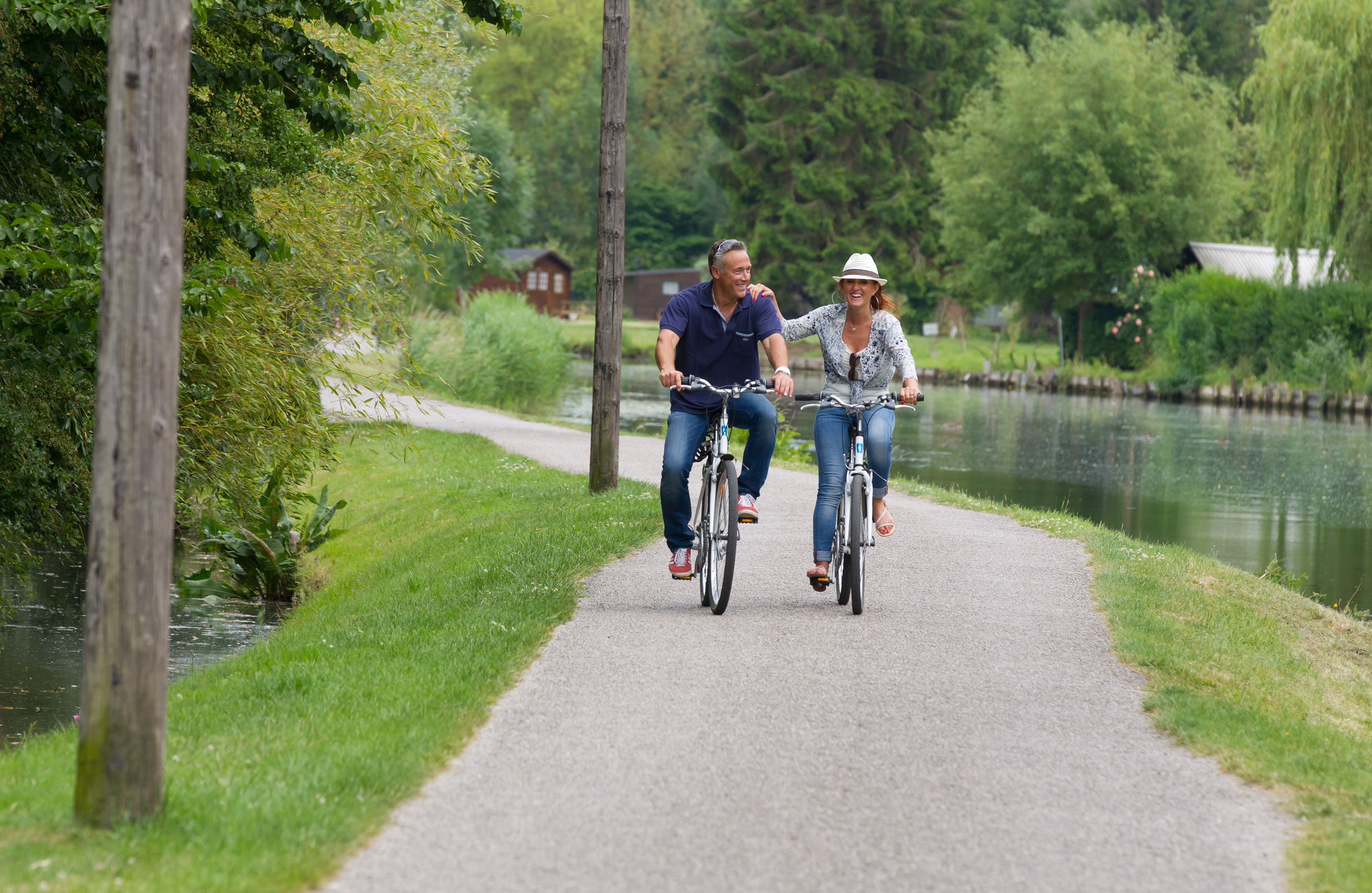 Enjoy a bike ride from your waterside cottage along the towpath to Amiens’ old town – Saint-Leu