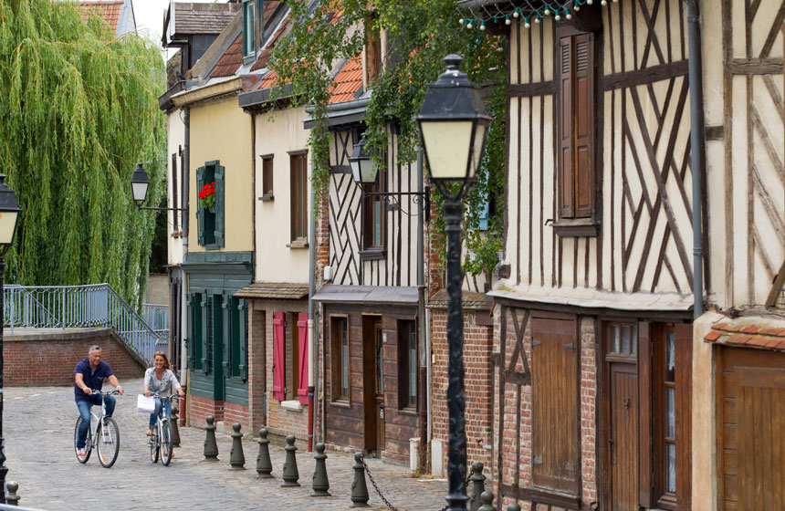 Enjoy a bike ride from your waterside cottage to Amiens’ old town – Saint-Leu