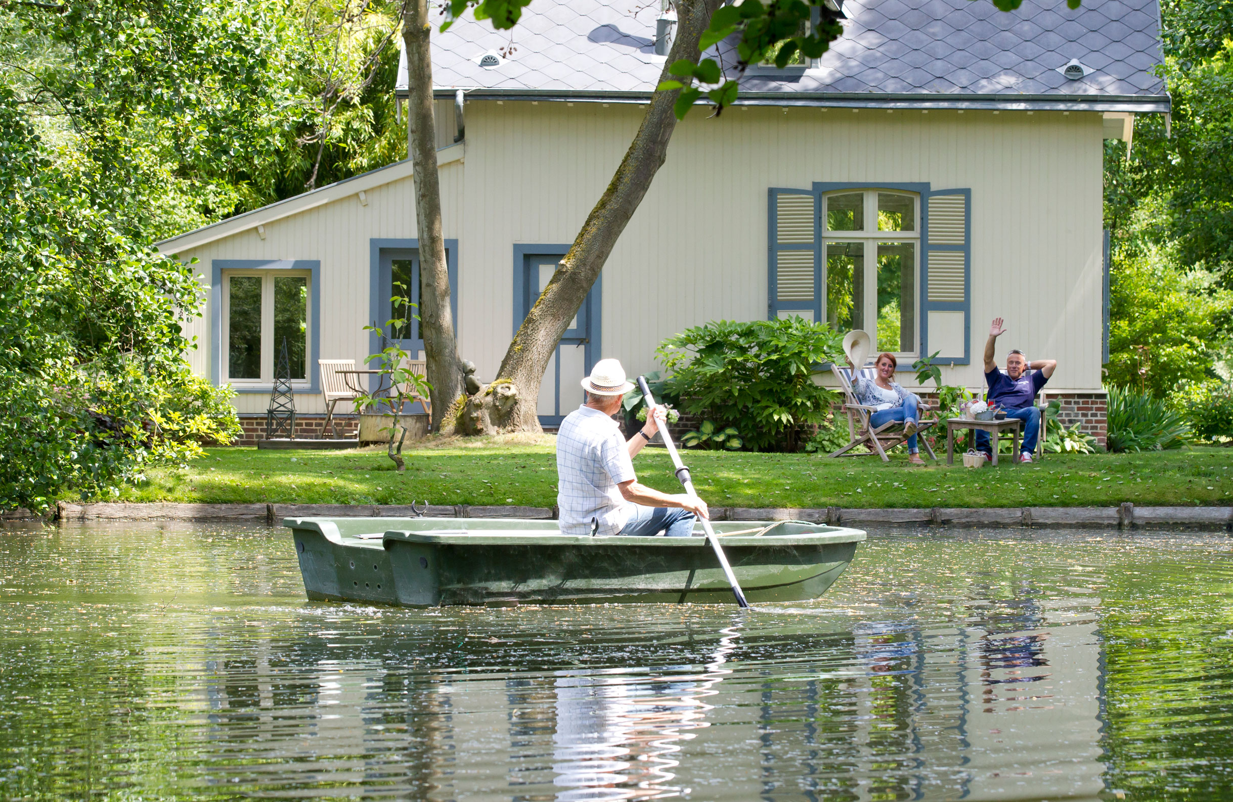 Enjoy a romantic weekend break at ‘Chés-Mouch'à-Miel’, your Amiens holiday cottage at the heart of the Hortillonnages floating gardens in Northern France