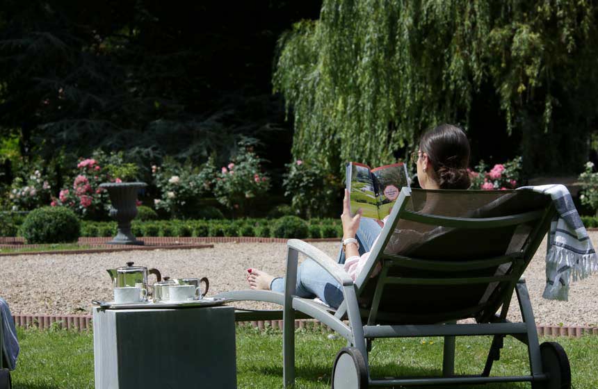 Relax in the Fresnoy-en-Gohelle chateau hotel's gardens