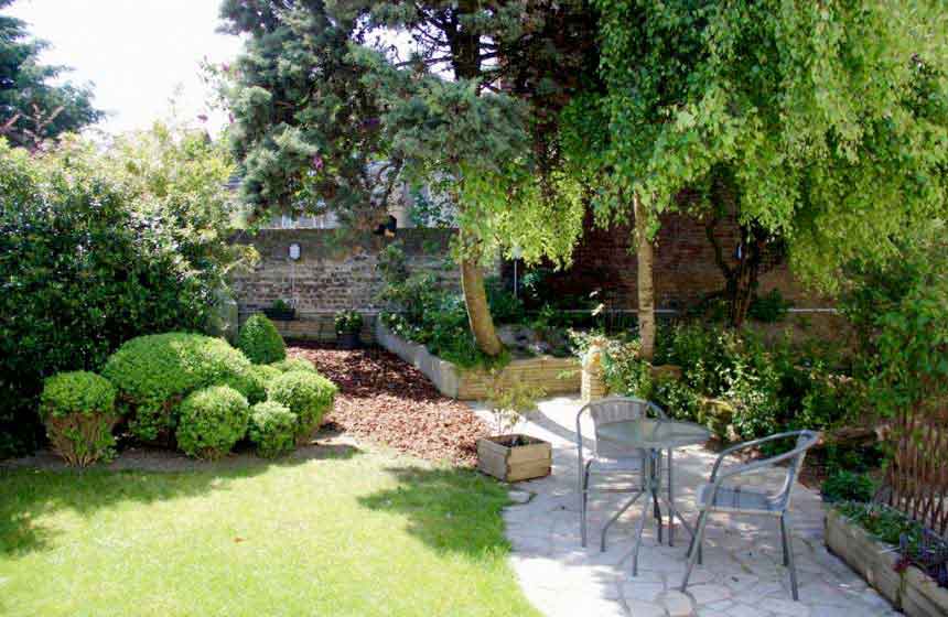 Take advantage of the garden at your B&B Le Cercle de Malines in Calais