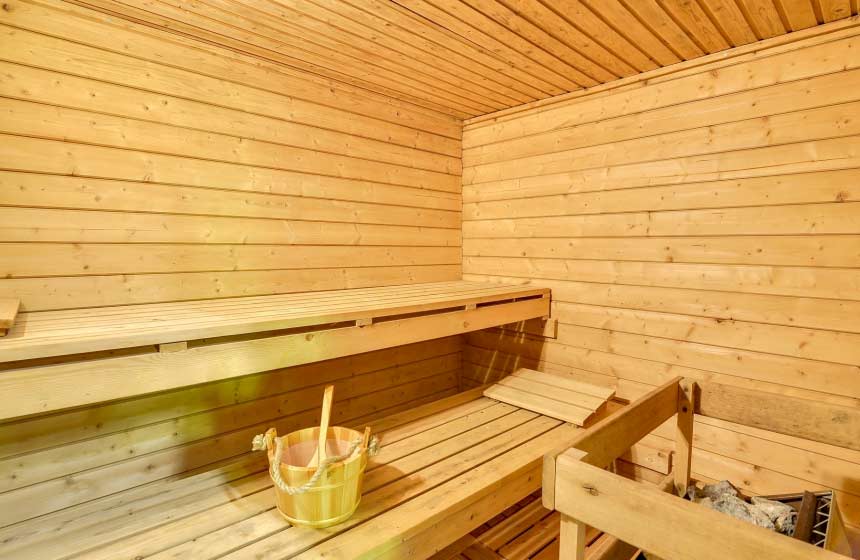 Enjoy the sauna as and when you wish during your family weekend break at Le Bois de Rosoy’s treehouse near Disneyland Paris, France