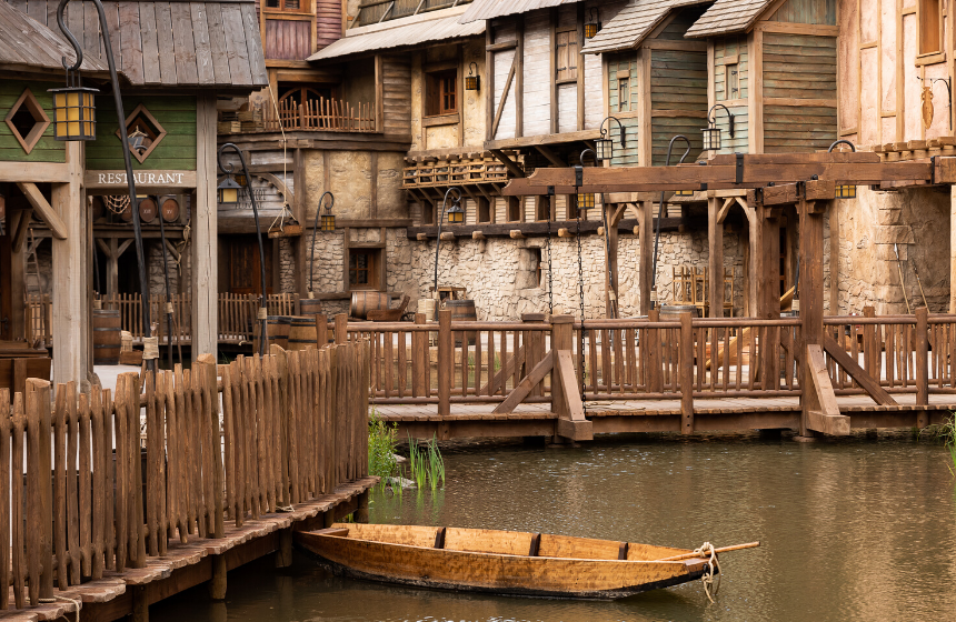 The riverside walkway at your Parc-Astérix Hotel  