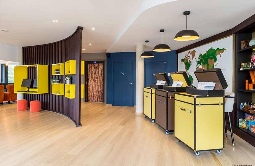 Your arrival at the T'Aim Hotel in Compiègne France comes complete with a warm welcome from the team and stylish pops of colour!