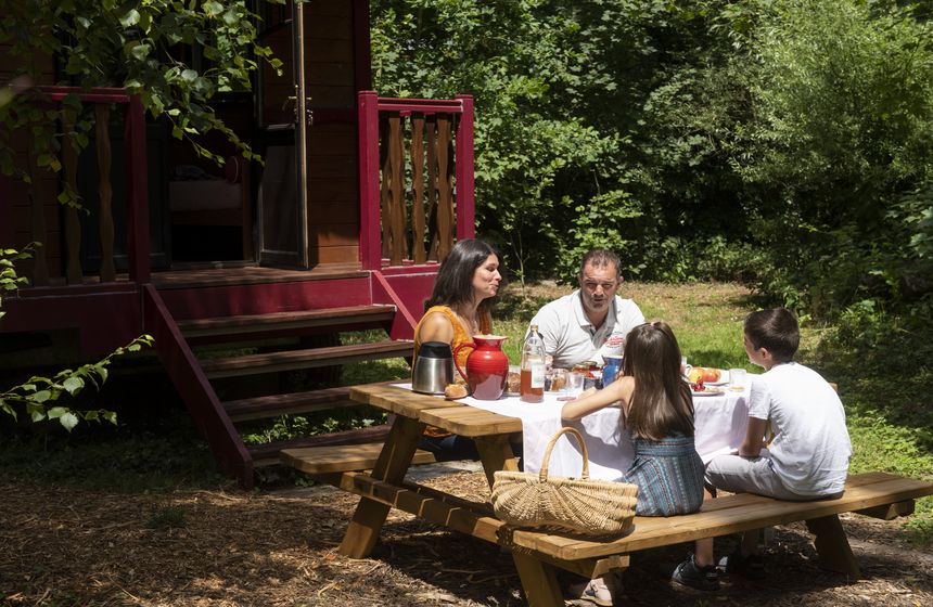 Roulotte de l'Omignon - Have breakfast in the garden