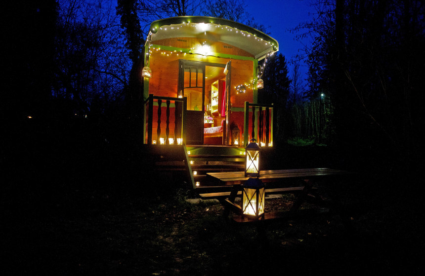 Omignon gypsy caravan by night