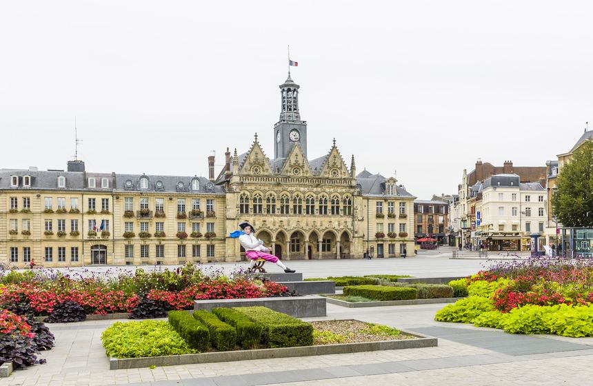 The epicentre of Saint-Quentin close by is 'Place de l'Hôtel de Ville' square