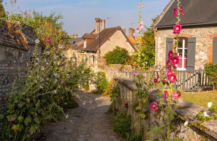 Be sure to leave time for a stroll in the charming cobbled streets of Saint-Valery-sur-Somme’s medieval quarter