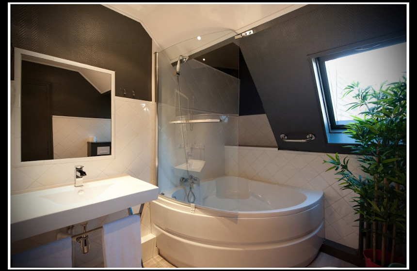 Bathroom in the double room with view on Notre-Dame d’Amiens cathedral, Le Prieuré hotel