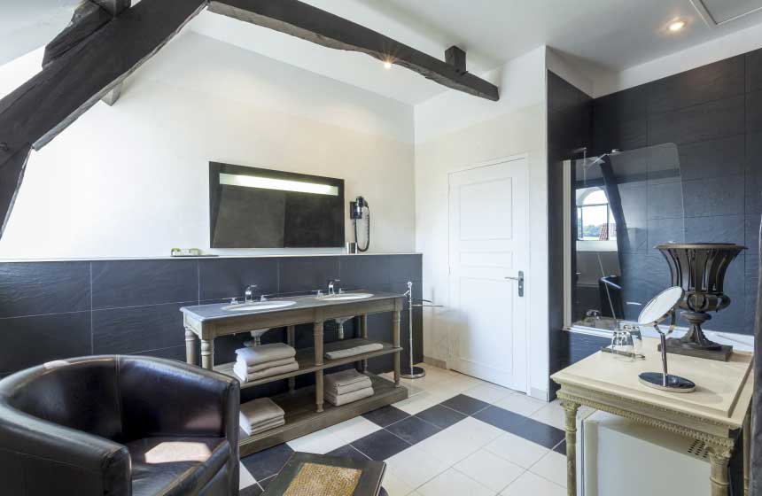 Bathrooms in the ‘Détente’ category rooms at Ferme-du-Vert hotel near Calais