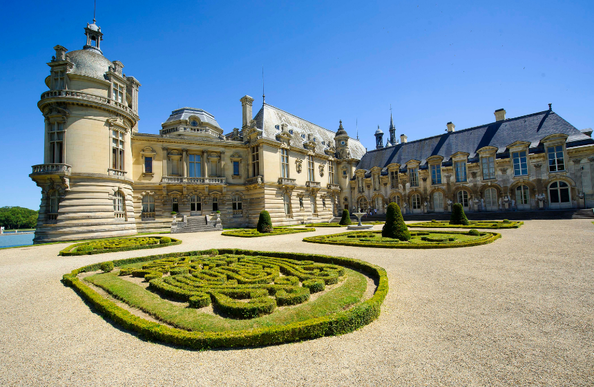 The iconic Château de Chantilly is only 15 minutes by car from Senlis