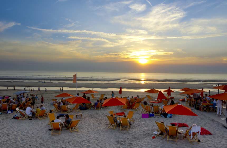 Le Touquet's seasonal beach bars are a great place to enjoy a sunset aperitif with sandy toes! 