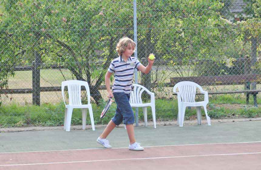 Enjoy tennis at Camping de la Trye campsite near Beauvais